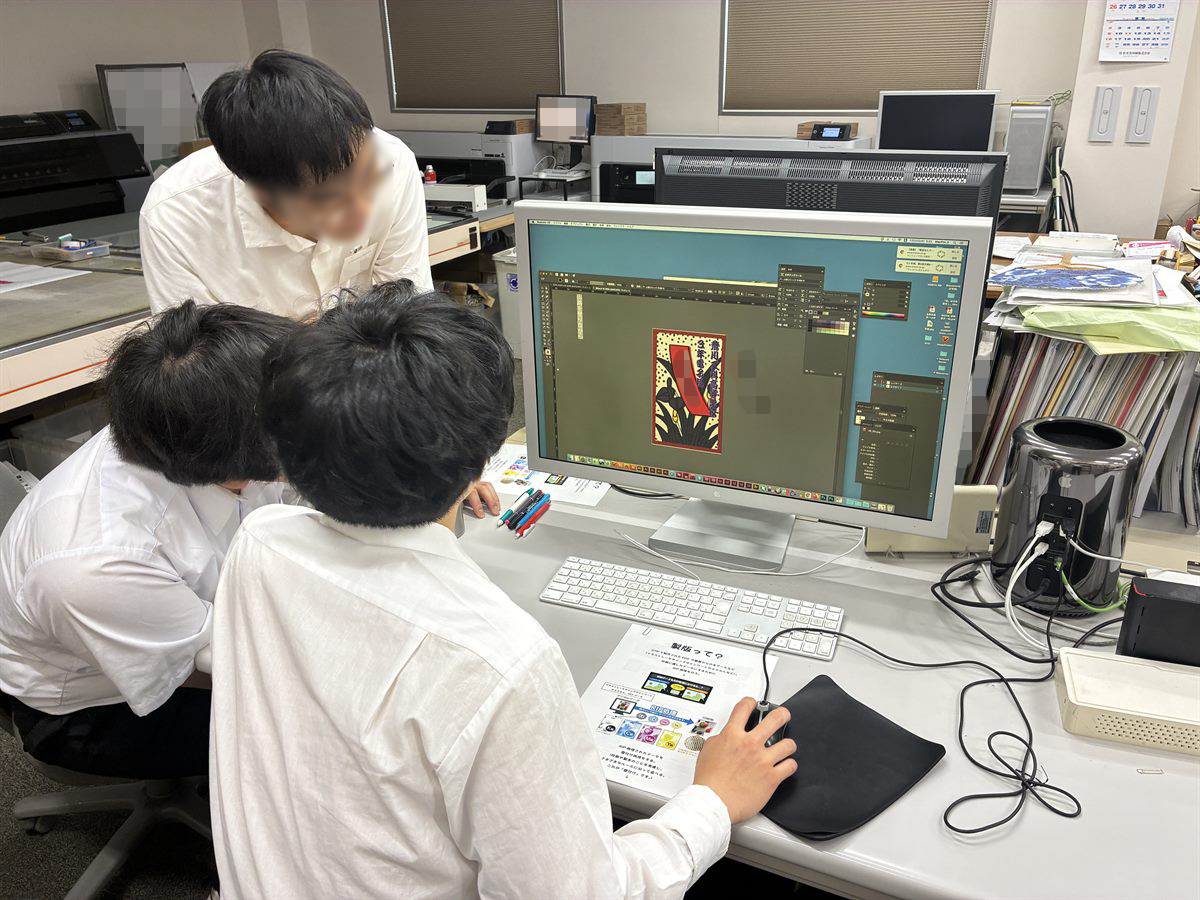 名刺データ作成を体験する様子