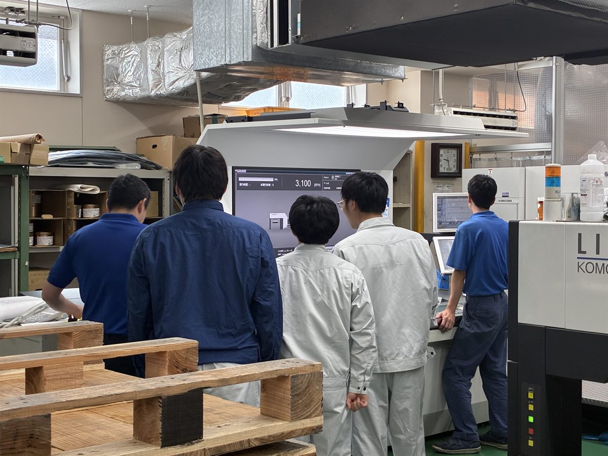 平版印刷の現場を見学する様子