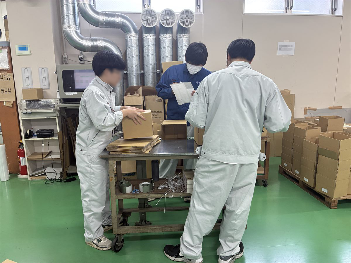 製本工程を体験する様子