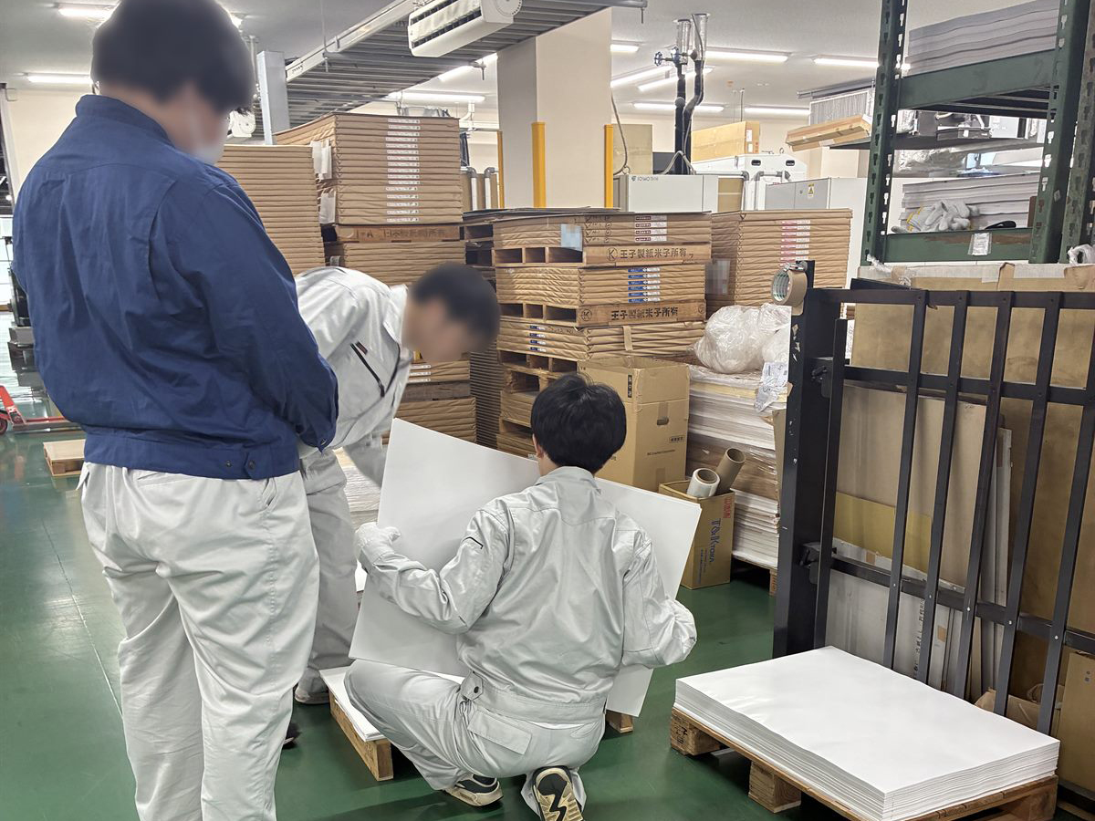 製本工程で用紙を扱う様子