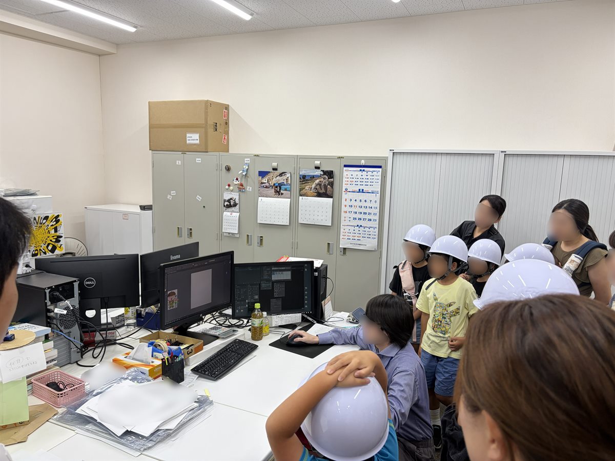 DTP工程を見学する様子