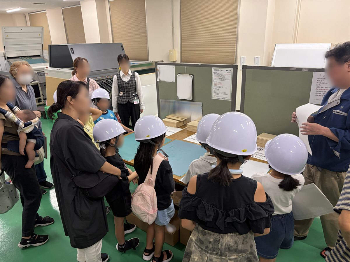 刷版について説明する様子