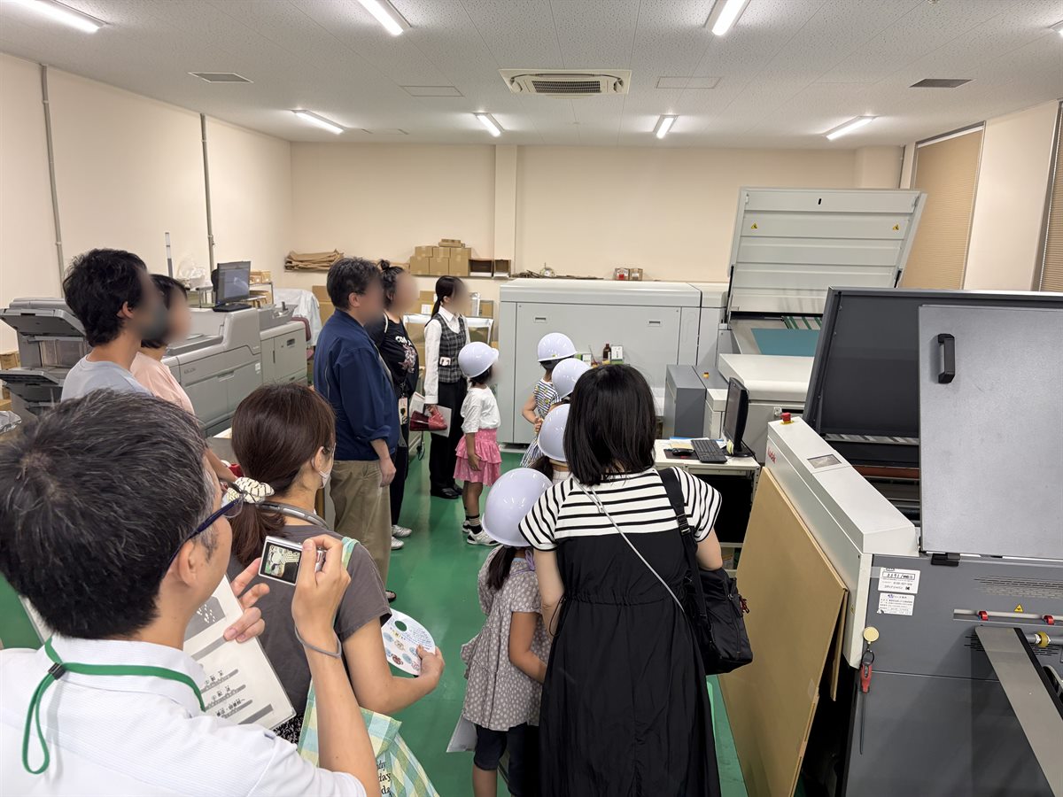 印刷用の版を出力する様子