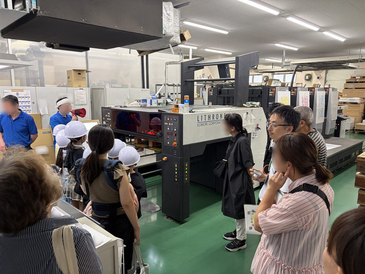 大型印刷機を見学する様子