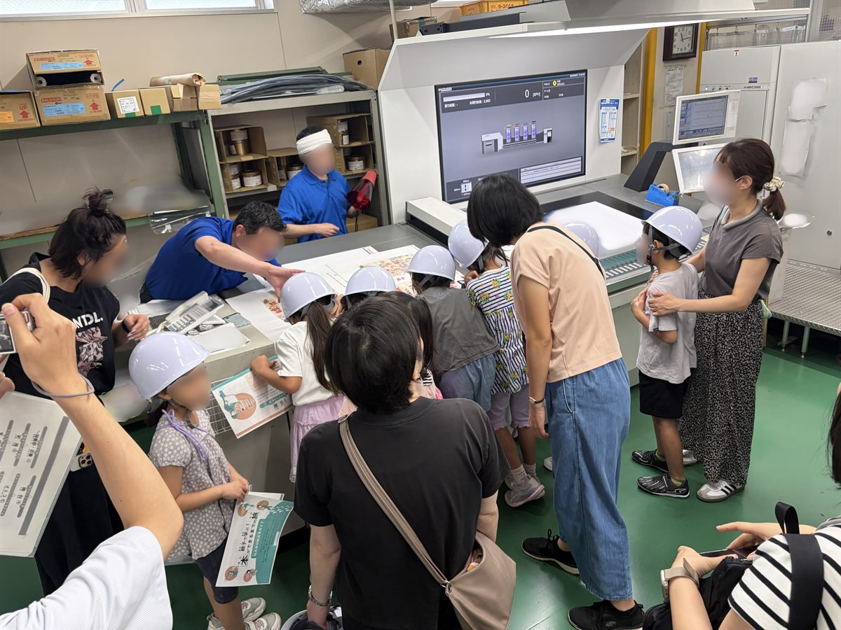 印刷物の網点を確認する様子