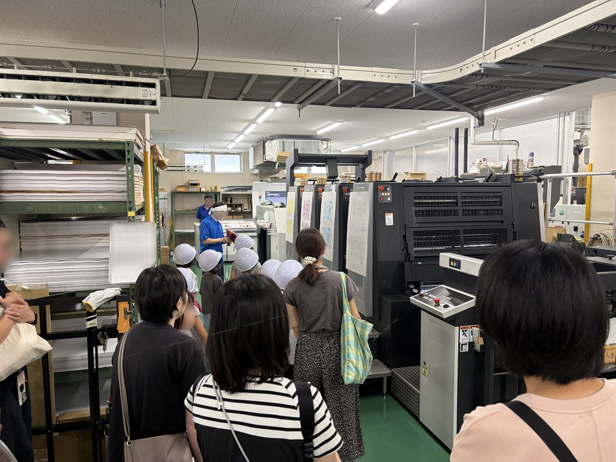 印刷機まわりを見学する様子