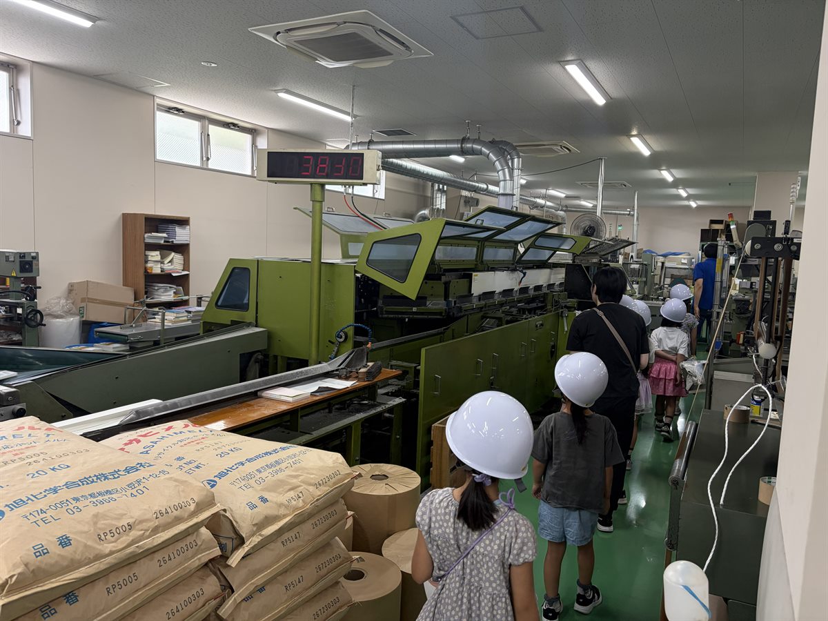 製本工程を見学する様子
