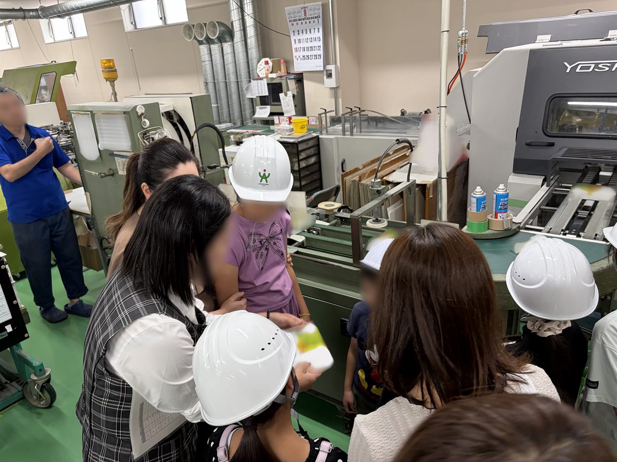 三方断裁機を見学する様子