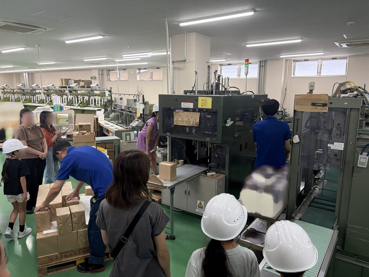 梱包工程を見学する様子